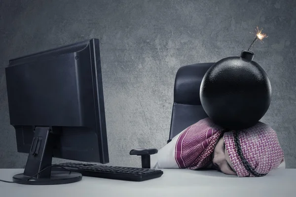 Arabian worker with a bomb on his head — Stock Photo, Image