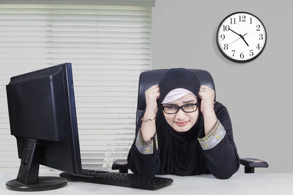 Arabian female entrepreneur looks frustrated — Stock Photo, Image