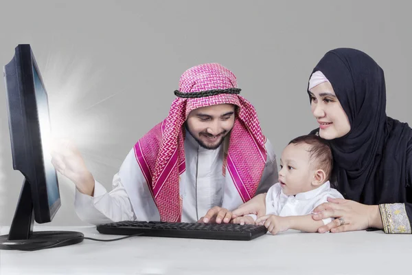 Arab család online vásárlás — Stock Fotó