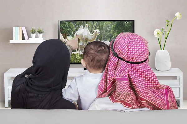 Família árabe assistindo televisão em casa — Fotografia de Stock