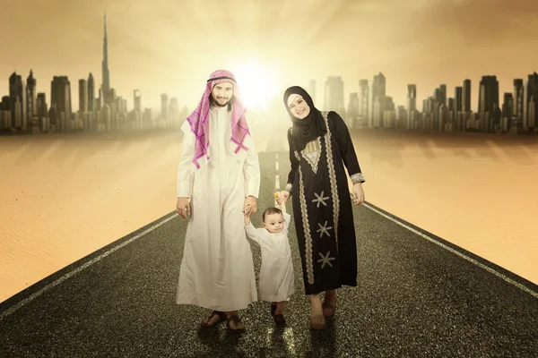 Familia del Medio Oriente caminando por el camino — Foto de Stock