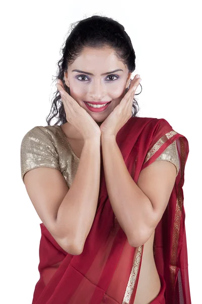 Söt indisk kvinna som bär saree — Stockfoto