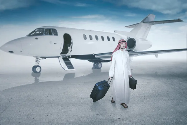Empresário árabe caminhando no aeroporto — Fotografia de Stock