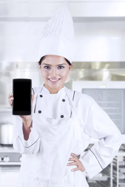 Індійський кухар показує смартфон — стокове фото