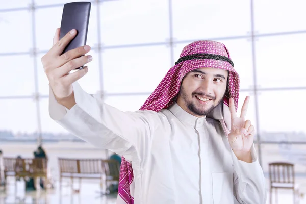 Turista árabe tomando selfie en el aeropuerto —  Fotos de Stock