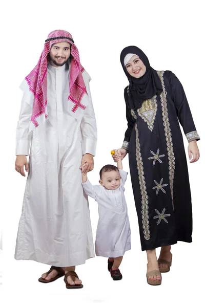 幸福的穆斯林家庭，走在工作室 — 图库照片