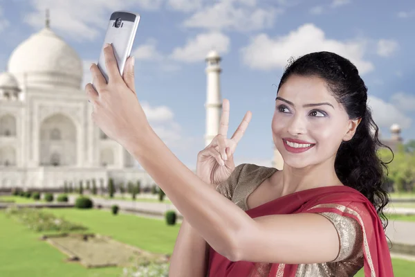 Mujer india tomando selfie en Taj Mahal — Foto de Stock