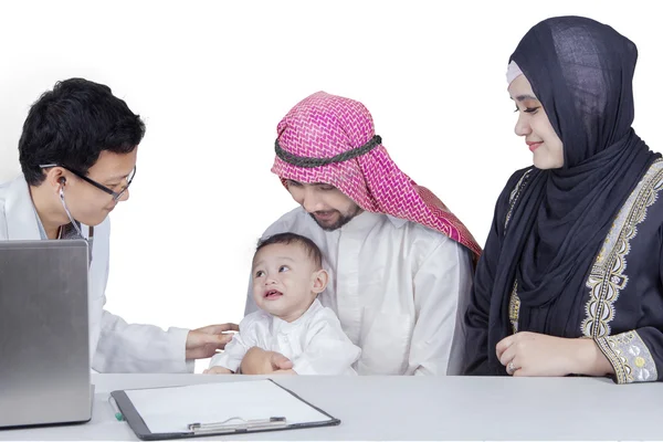 Niño árabe y su familia visitan al médico — Foto de Stock