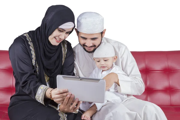 Arabská rodina použít tabulku na pohovce — Stock fotografie