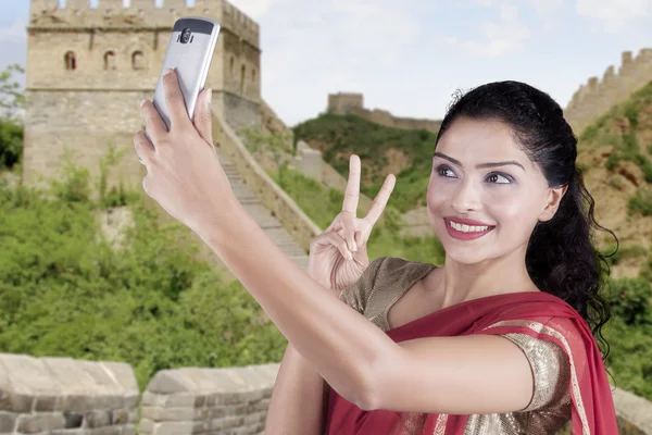 インドの女性は、中国の万里の長城で selfie — ストック写真