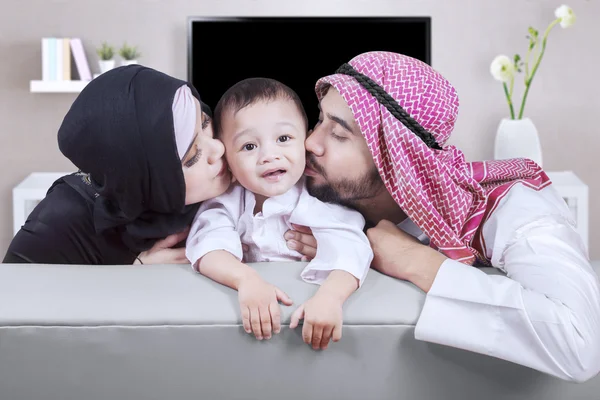 Arabische Eltern küssen ihren Sohn zu Hause — Stockfoto