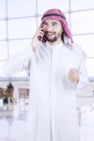 Αραβικά άνθρωπος μιλώντας στο κινητό στο αεροδρόμιο — Φωτογραφία Αρχείου