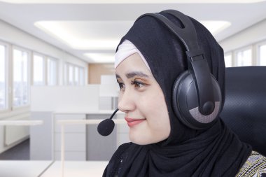 Arapça yardım hattı operatörü kulaklık kullanarak