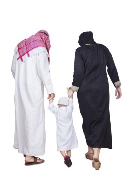 Müslüman aile stüdyoda yürüyüş