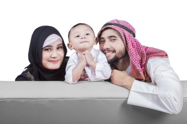 Müslüman aile kameraya gülümseyen