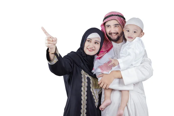 Arabische Familie schaut sich im Atelier etwas an — Stockfoto