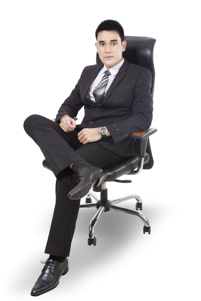 Bello uomo d'affari seduto sulla sedia — Foto Stock