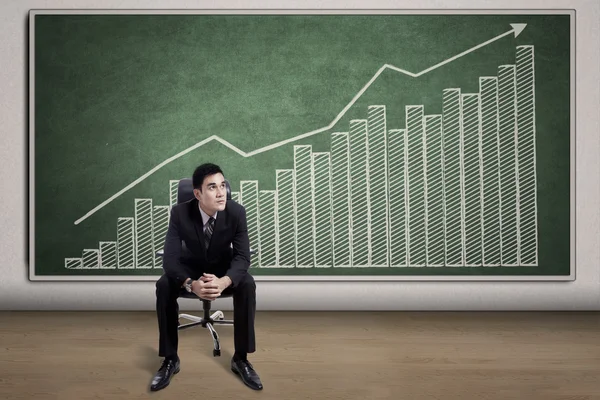 Entrepreneur with economic growth graph — Stock Photo, Image