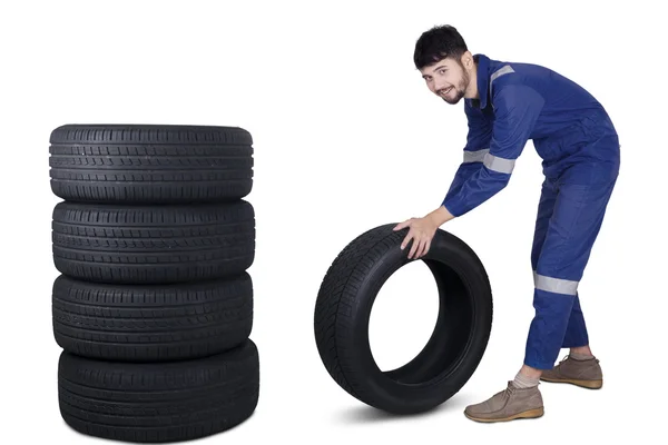 Arabiska mekaniker driver ett däck — Stockfoto