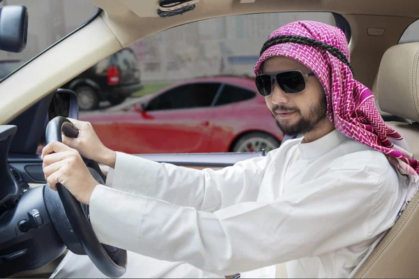 Trabajador árabe masculino conduciendo un coche —  Fotos de Stock