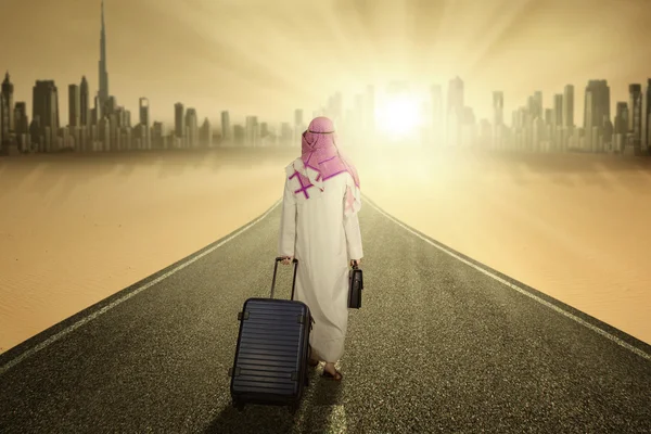 Arabski pracownika z bagażem spacery na drodze — Zdjęcie stockowe