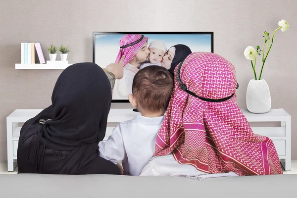 텔레비전에 그들의 사진에 아랍어 가족 모습 — 스톡 사진