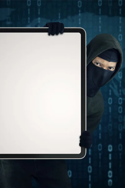 Hacker drží prázdná deska — Stock fotografie