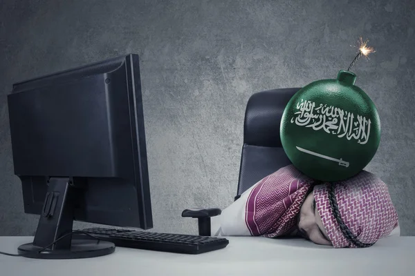 Muzulmán munkavállaló Arab zászló a bomba — Stock Fotó