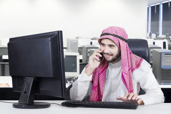 Jeune homme d'affaires arabe travaille au bureau — Photo