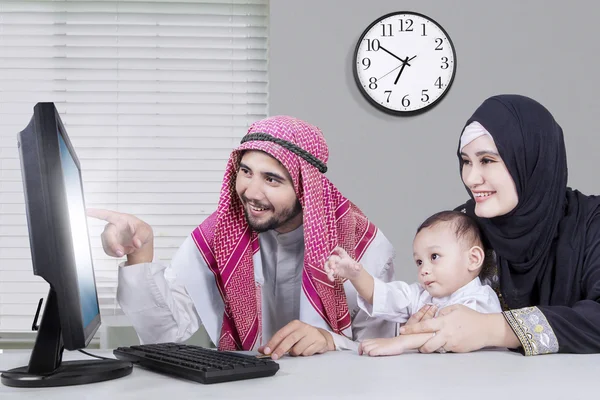 イスラム教徒の家族がコンピューターを使用して — ストック写真