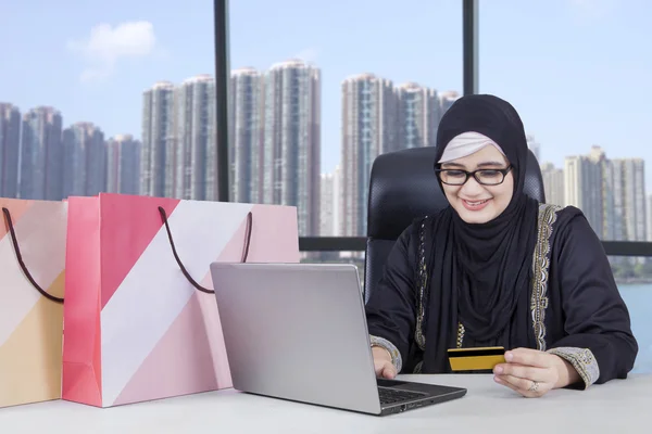 Mulher muçulmana compras on-line no escritório — Fotografia de Stock