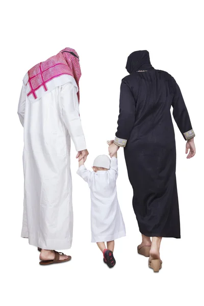 Família muçulmana caminhando no estúdio — Fotografia de Stock