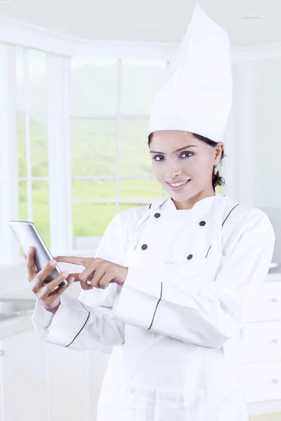 Jovem chef usa smartphone na cozinha — Fotografia de Stock