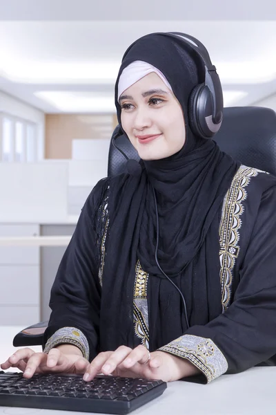 Mujer musulmana de negocios con auriculares —  Fotos de Stock