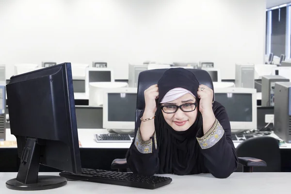 Mujer de negocios árabe estresante — Foto de Stock