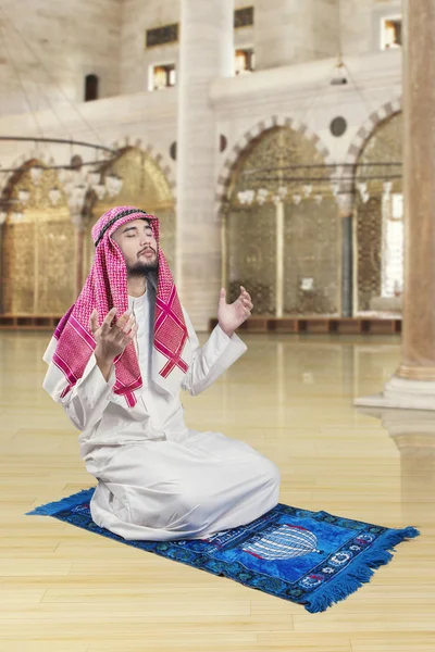 Middle eastern man praying in mosque — Stock Photo, Image