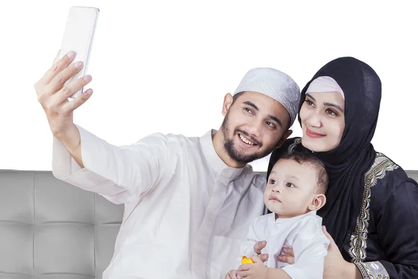 Arabische Familie macht Selfie-Foto — Stockfoto