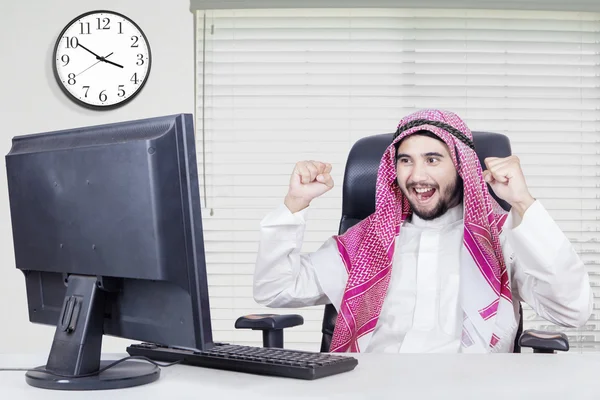 Travailleur prospère du Moyen-Orient au bureau — Photo