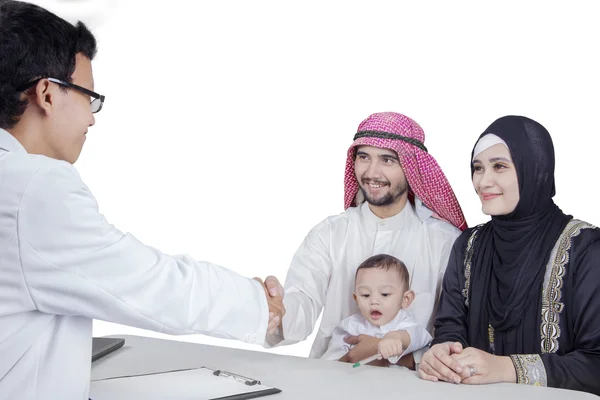 Médico estrechando la mano con la familia árabe — Foto de Stock