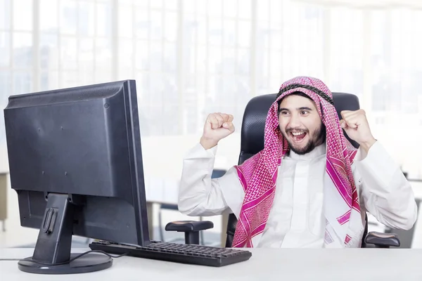 Wesoły Bliskiego Wschodu pracownika w biurze — Zdjęcie stockowe