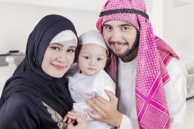 Arapça aile evde kameraya gülümseyen