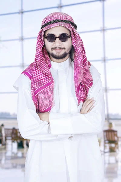 Arabian άτομο που στέκεται στο αεροδρόμιο — Φωτογραφία Αρχείου