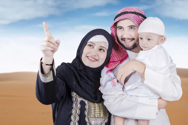 Família árabe olhando para algo no deserto — Fotografia de Stock