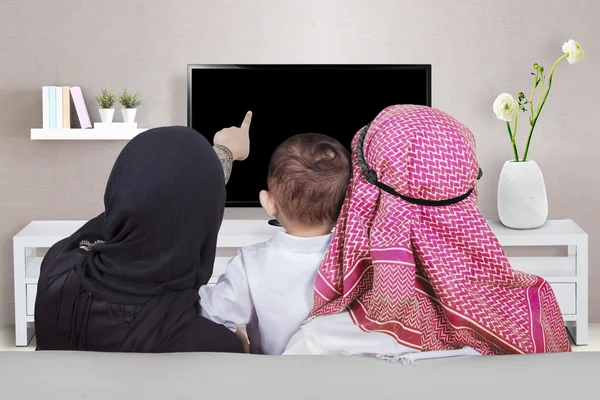 Muslimsk familj tittar på TV — Stockfoto