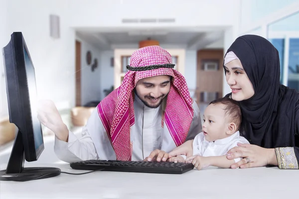 Arabská rodina doma online nakupování — Stock fotografie