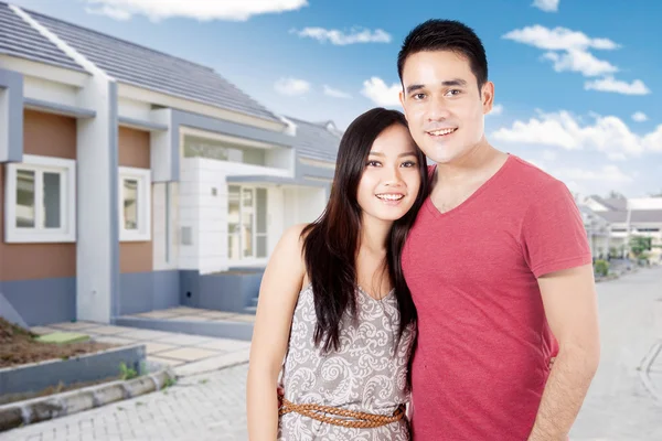 Couple standing near the new home — Stock Photo, Image