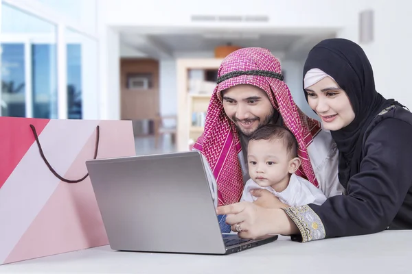 Familieneinkauf online mit Laptop — Stockfoto