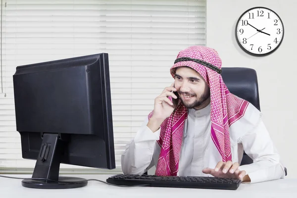 Trabajador árabe hablando en el teléfono celular — Foto de Stock