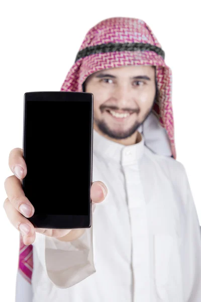 아라비아 사람 빈 스마트폰 화면을 보여줍니다. — 스톡 사진