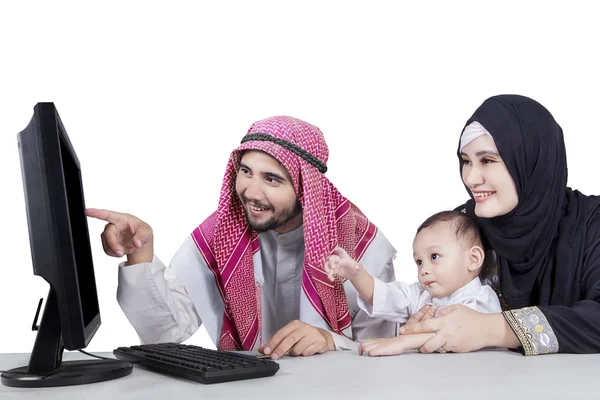 Arab család egy számítógép segítségével — Stock Fotó